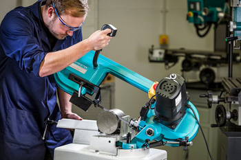 процесс резки ленточными пилами мини-станочного типа