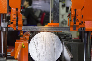 автоматическая резка ленточными пилами подходит даже для очень массивных заготовок