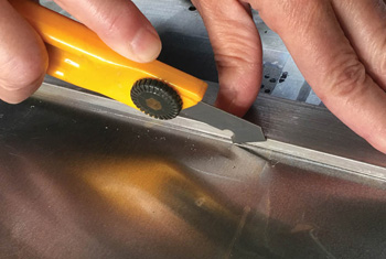 резка листов алюминия вручную резаком