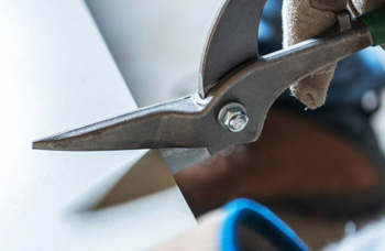 резка листов алюминия слесарными ножницами