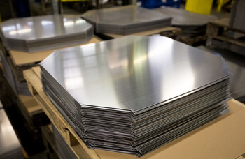 серийную резку листов алюминия можно выполнить только на станках