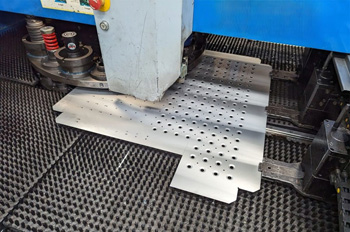 в промышленных условиях резка листового металла часто сочетается с перфорацией