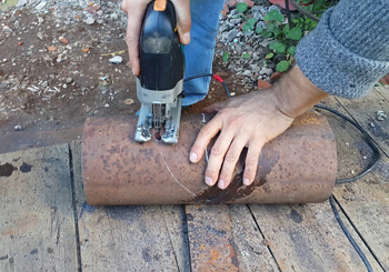 резку лобзиком можно использовать даже для труб средних размеров