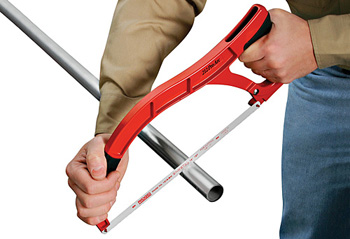 при резке лучковой пилой инструмент крепко держат обеими руками