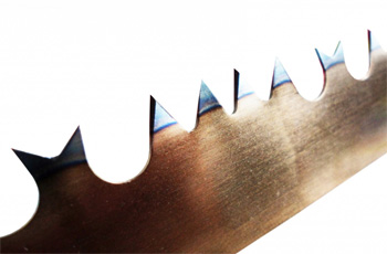 эффективность резки лучковой пилой объясняется рисунком и расположением ее зубьев