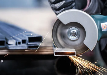 точность резки металла болгаркой зависит от квалификации мастера