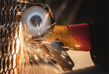 резка металла болгаркой: раскрой сетки