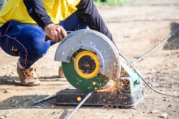 резка металла на выезде дисковой пилой