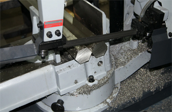 резка шестигранников на отрезных станках ленточного типа