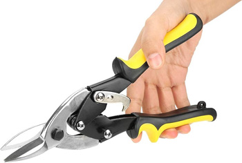 при резке ножницами мастеру должно быть удобно, а значит, при выборе нужно обратить внимание на рукоять