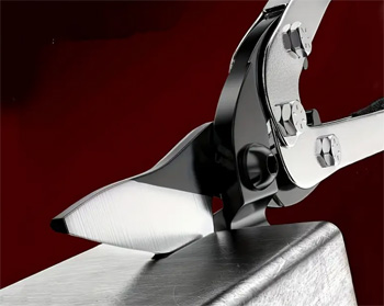 мощные ножницы для резки металла способны справиться даже с профилем