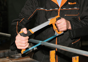 резка ножовкой круглой трубы небольшого диаметра