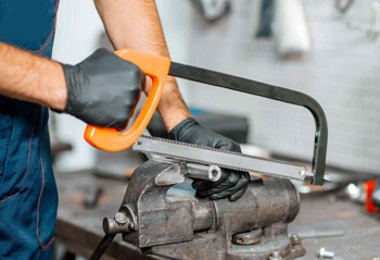 резка ножовочными пилами требует твердой руки и аккуратности