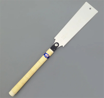 свой вклад в резку поперечной пилой внесли японцы - изобретатели вот такого инструмента