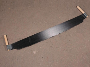 благодаря двуручному инструменту резку поперечной пилой можно проводить и вдвоем