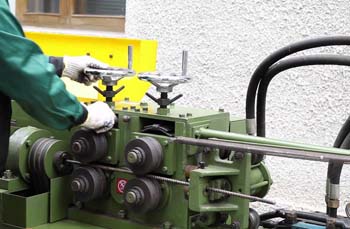 резка правильно-отрезным станком происходит после корректировки заготовки