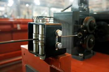 один из основных участников резки правильно-отрезным станком - валки, через которые проходит деталь