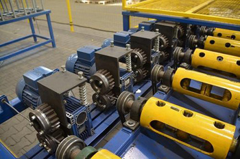 валки в оборудовании для резки правильно-отрезным станком могут располагаться и горизонтально