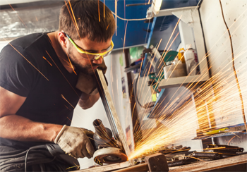 резка профиля электромеханической пилой в домашней мастерской
