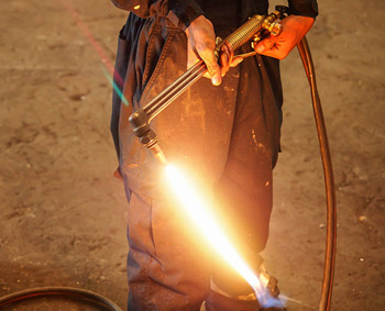 работающий инструмент для резки пропаном