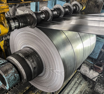 резка рулонного металла на штрипсы помогает раскроить рулон на несколько частей