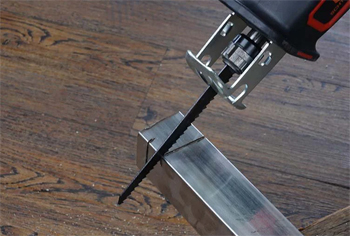 резка сабельной пилой квадратного профиля