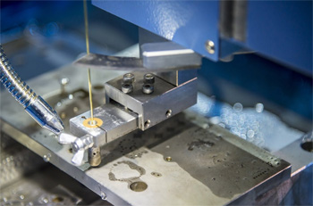 к резке супердрелями обращаются, когда обычный электроэрозионный станок может не справиться с задачей