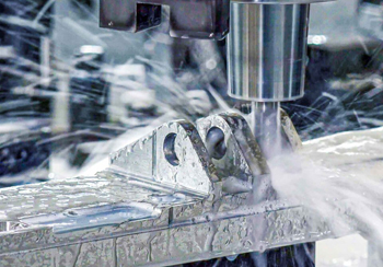 резка титана связана с высоким трением, поэтому место контакта инструмента и металла приходится постоянно охлаждать