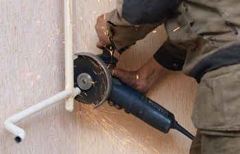 к резке труб обращаются при работах на бытовых сетях