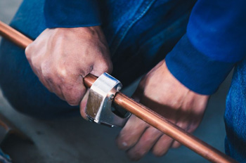 резка труб простейшим ручным инструментом требует приложения силы