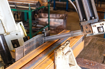 резка заготовок из металла на ленточнопильном станке