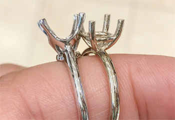 слева кольцо, прошедшее родирование серебра, справа необработанное