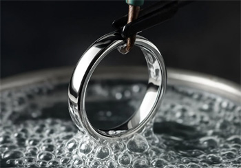 родирование серебра повышает стойкость материала и наделяет его гипоаллергенными свойствами