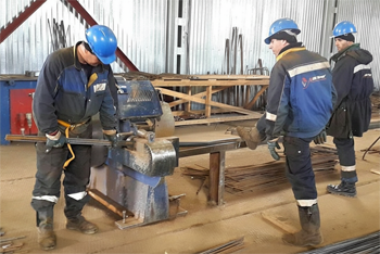 рубка арматуры в цехе