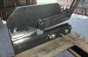 устройство для рубки на гильотине ручным способом