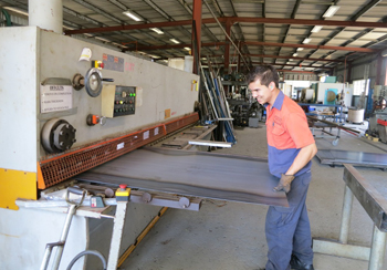 полуавтоматическая рубка листового проката на гильотине