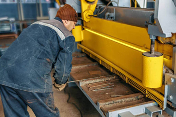 рубка на гильотине - процесс, требующий опыта и сноровки