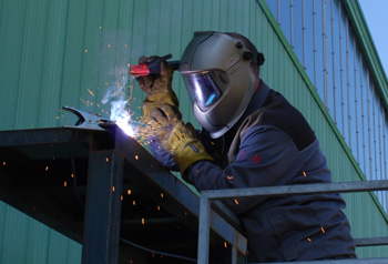 ручную дуговую сварку плавящимся электродом можно проводить и на открытом воздухе, и на высоте