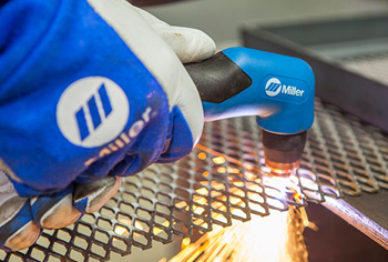 ручная плазменная резка металлической решетки