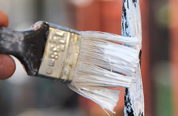 при ручной покраске нужно быть особенно внимательным, чтобы не оставлять незащищенные участки