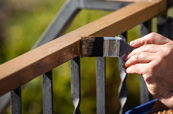 ручная покраска металла - доступный по затратам, но трудоемкий способ