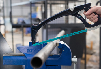 ручная резка металла ножовкой