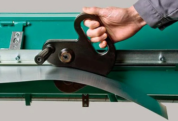 для ручной резки металла используют разные типы ножниц и лобзиков