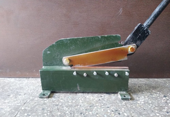 простое механической приспособление для ручной рубки металла