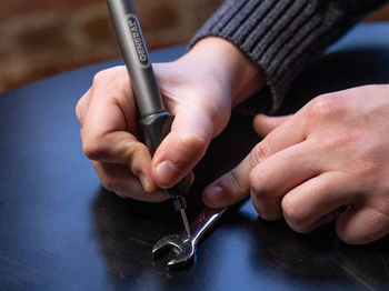 работа с простейшими ручными граверами требует опыта