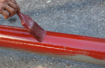 самый простой и непритязательный инструмент для покраски - кисть