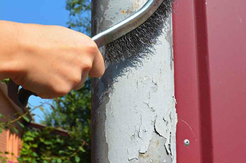 кроме покрасочных кистей для ручной окраски применяют жесткие, чтобы удалить старый слой и зачистить ржавчину