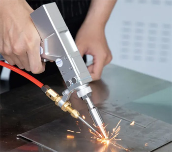 ручные лазерные станки очень удобны в работе, но точность реза в этом случае зависит от квалификации мастера