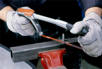 ручные пила по металлу могут удивлять качеством резки, если ими пользуется настоящий профессионал