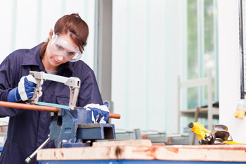 резка труб небольшого диаметра ручными пилами по металлу